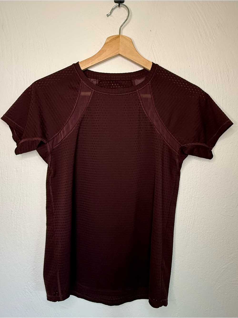 Athleta Chi Dot Mesh Train Tee in Burgundy